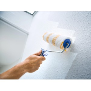 LUX Rullo a dispersione ruvido 18 cm in uso: rullo che dipinge una parete bianca.