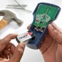 Batteria Energizer 9V inserita in un dispositivo elettronico. Attrezzi sullo sfondo.