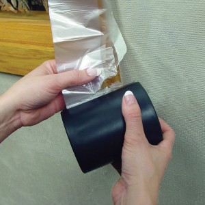 Mani che fissano un sacchetto di plastica a una pistola a spruzzo nera.