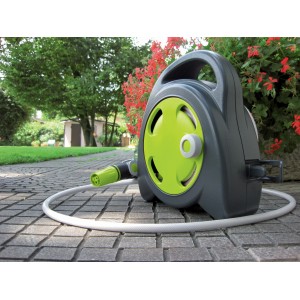 Avvolgitubo grigio con dettagli verdi e tubo su pavimentazione.