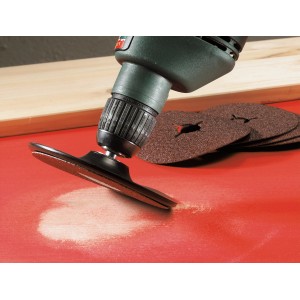 Platorello in gomma LUX 125 mm con mandrino in uso su un trapano.