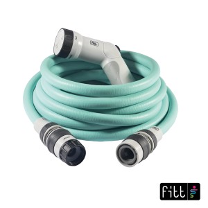 Tubo per irrigazione t.b.t. turchese con pistola a spruzzo bianca e connettori.