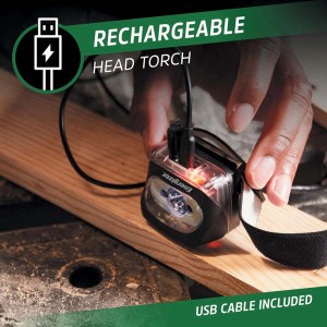 Torcia frontale ricaricabile t.b.t. in carica con cavo USB.