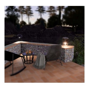 Terrazza con piastrelle per pavimenti, mobili da giardino e illuminazione al buio.