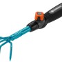 Zappa per fiori Gardena combisystem per allentare il terreno con manico in metallo blu e impugnatura nera.