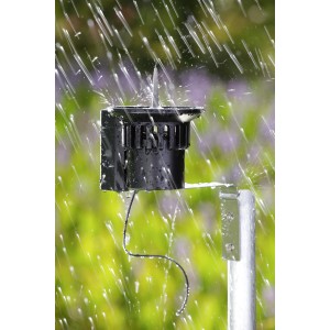 Programmatore t.b.t. nero sotto la pioggia, montato su un palo.