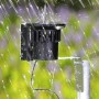 Programmatore t.b.t. nero sotto la pioggia, montato su un palo.