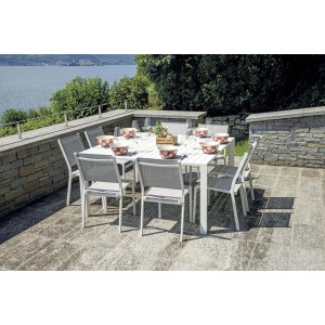 Tavolo da giardino bianco con sedie, apparecchiato con ciotole. Ideale per mangiare all'aperto.