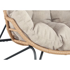 Dettaglio: poltrona da esterno t.b.t. con cuscini beige e effetto rattan. Arredo giardino accogliente.