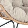 Dettaglio: poltrona da esterno t.b.t. con cuscini beige e effetto rattan. Arredo giardino accogliente.