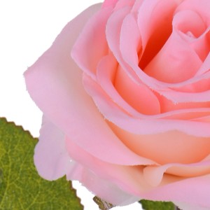 Primo piano di una rosa artificiale rosa. Fiore finto decorativo per interni.