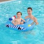 Gommone blu gonfiabile per bambini in piscina con bambino e adulto. Accessori piscina.