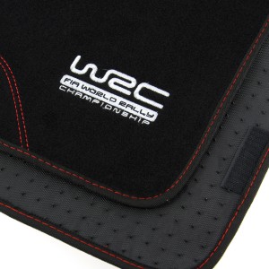 Tappetino auto nero con logo WRC, accessorio interno auto.