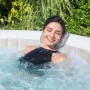 Donna si rilassa nella vasca idromassaggio con cuscino poggiatesta Bestway LAY-Z-SPA.