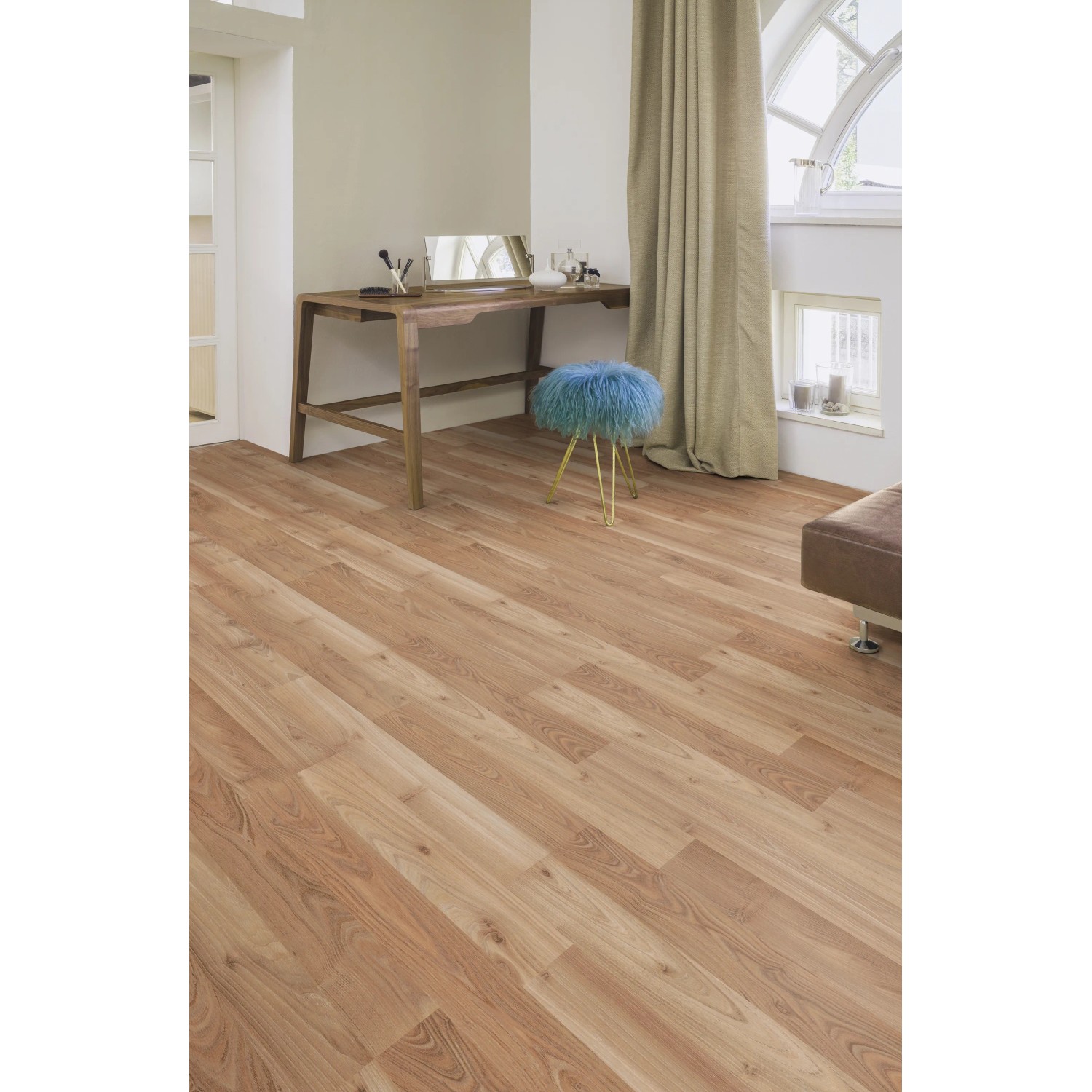 Pavimento in laminato Comfort Quercia Royal Elm 7 mm installato in soggiorno con mobili.
