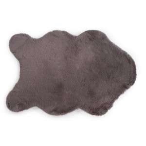 Tappeto t.b.t. grigio, simile a pelliccia, dalla forma insolita.