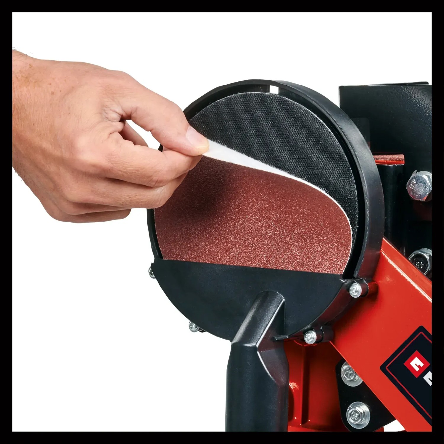 Einhell TC-US 380 levigatrice a nastro e disco: mano che cambia la carta vetrata sul disco abrasivo.