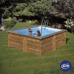 Piscina in legno Gre Carra 3: Piscina quadrata in legno con due persone in acqua e scaletta.