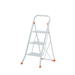 Scala domestica bianca a tre gradini per interni.