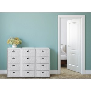 Cassettiera bianca t.b.t. con cassetti intrecciati nella stanza.