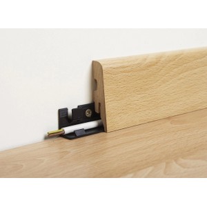 Battiscopa in rovere, altezza 60 mm, con fissaggio a clip e canalina per cavi.