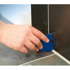 Utilizzo del set di lisciatura fughe LUX (4 pezzi) per lisciare un giunto in silicone.