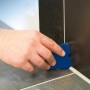 Utilizzo del set di lisciatura fughe LUX (4 pezzi) per lisciare un giunto in silicone.