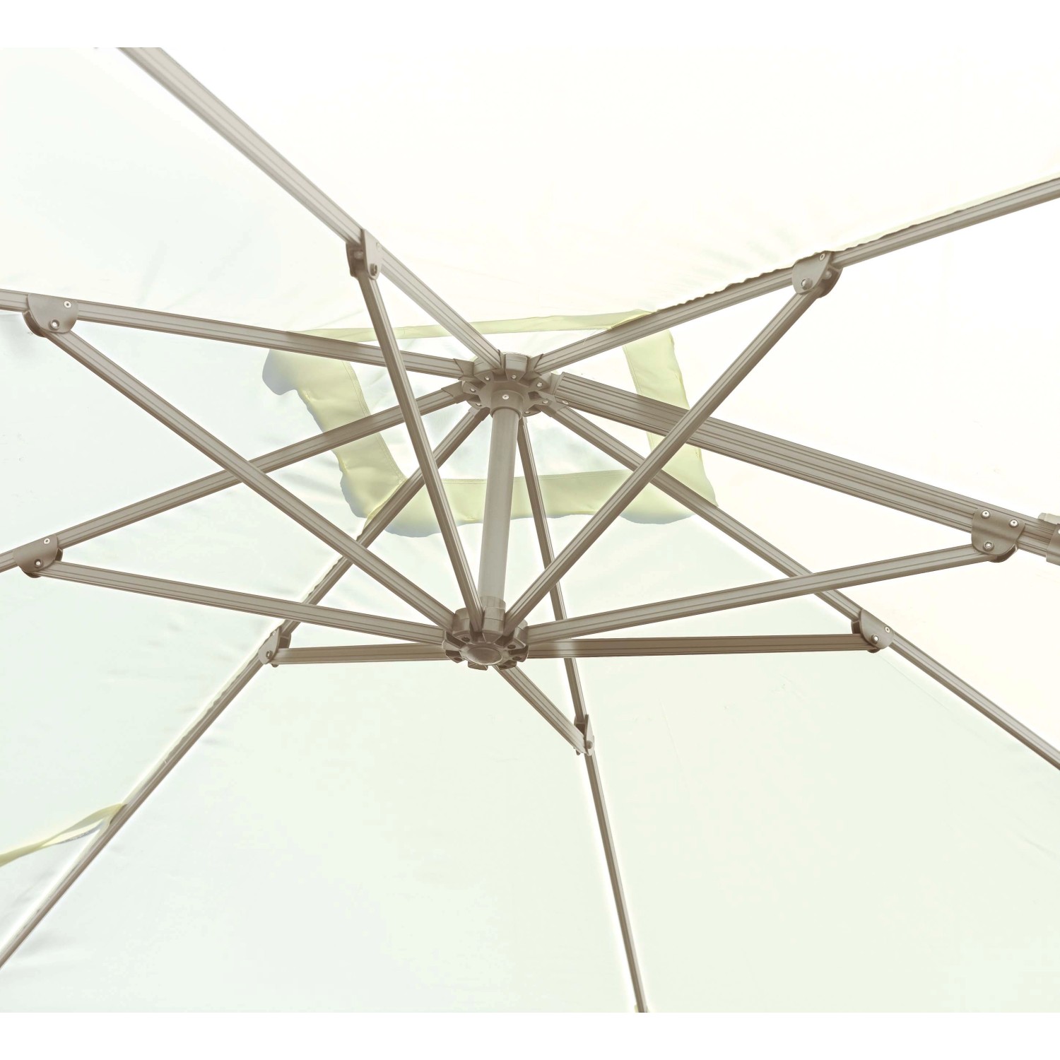 Dettaglio della struttura dell'ombrellone a braccio t.b.t., vista dal basso.