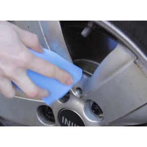 Spazzola di pulizia blu t.b.t. pulisce un cerchione argentato. Strumento di pulizia per cerchioni.