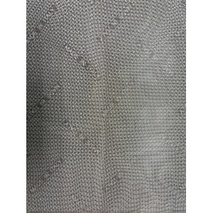 Dettaglio di un tappetino antiscivolo grigio per tappeti.