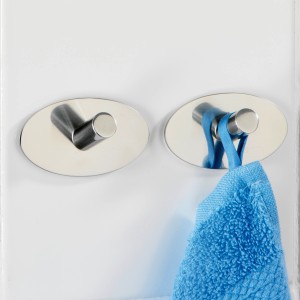 Wenko Piceno ganci a muro, set da 2, autoadesivi, acciaio inox lucido. Asciugamano appeso a un gancio.