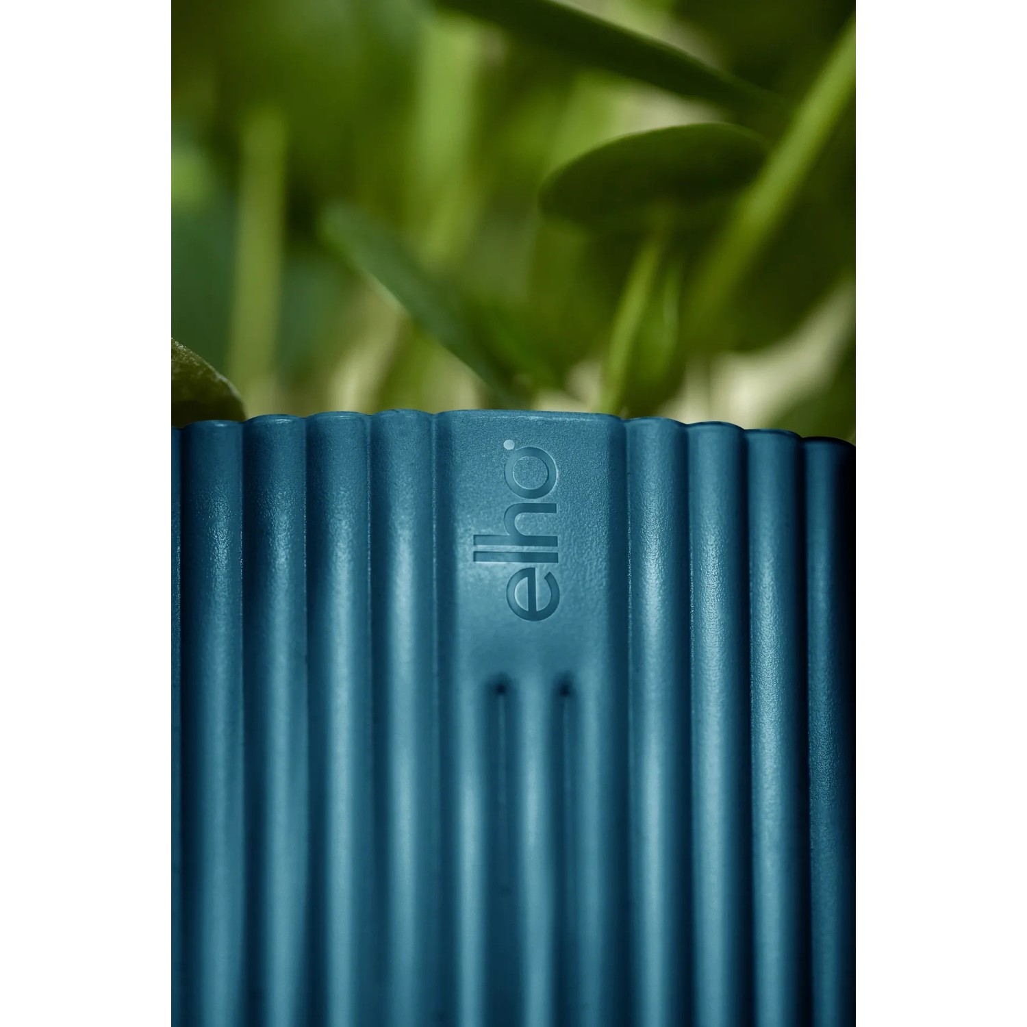 Vaso per fiori Elho Vibes Fold, Ø 16cm, blu intenso, texture a coste, con logo Elho.
