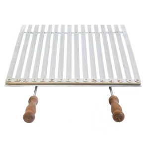 Griglia in metallo con manici in legno per accessori barbecue.