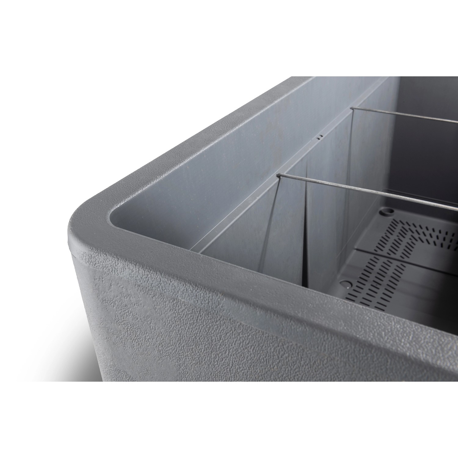 Dettaglio del vaso per piante Deroma Cosmo (78 cm) color cenere con riserva d'acqua integrata.