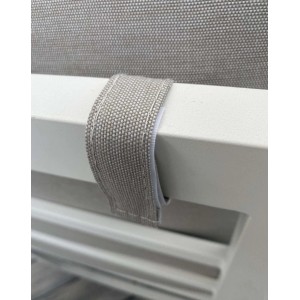 Dettaglio di una fascia tessile su un set di mobili da giardino.