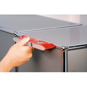 Livella a bolla LUX 250 mm Comfort in uso su uno scaffale.