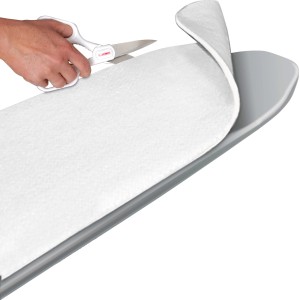 Imbottitura per asse da stiro Leifheit, mollettone bianco tagliato con le forbici.