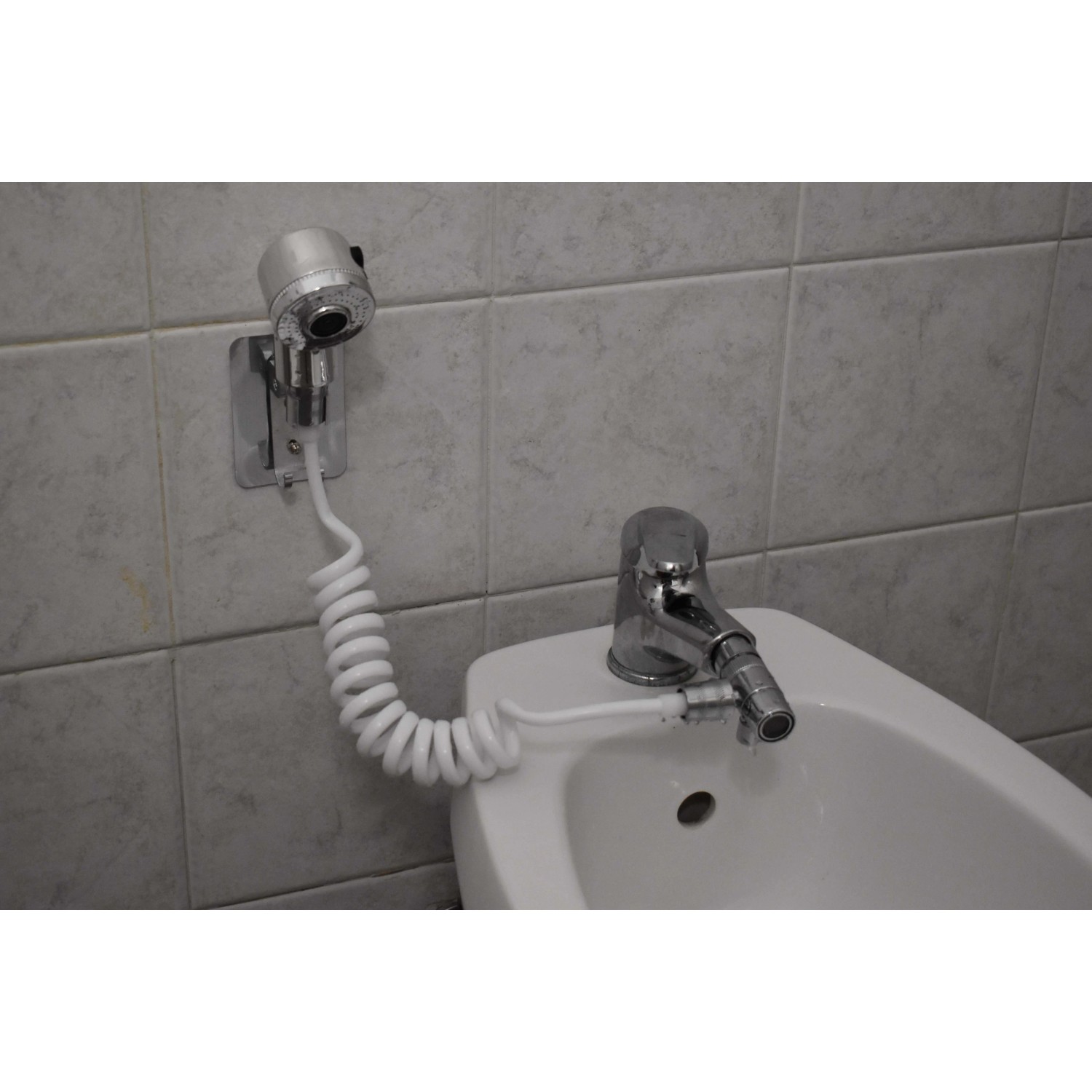 Doccetta bidet t.b.t. con tubo a spirale e supporto a parete.