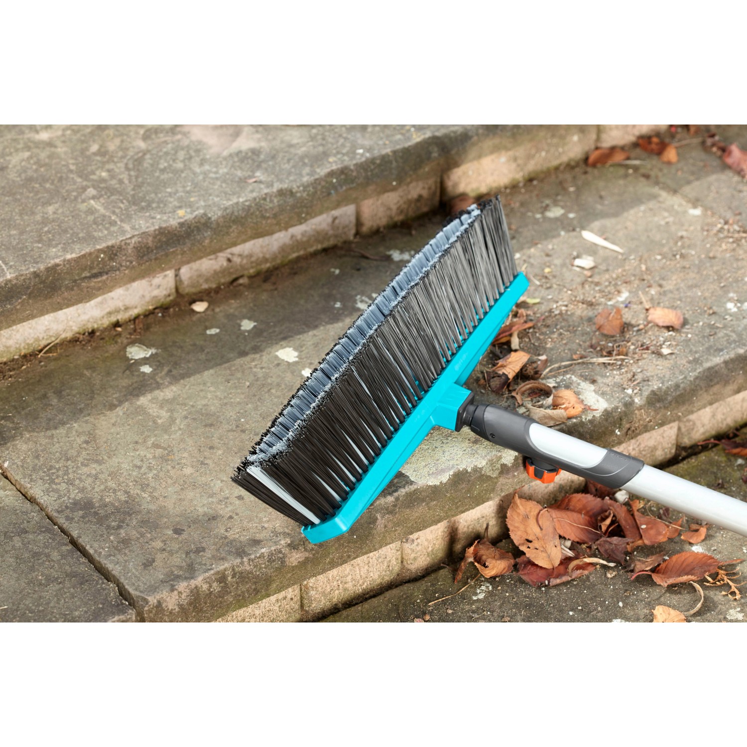 Scopa stradale Gardena Combisystem con bordo raschiante per rimuovere sporco e foglie.