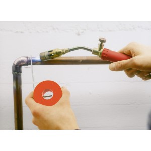 Saldatura con raccordo LUX 3 mm: Tubo di rame unito con saldatore e filo.