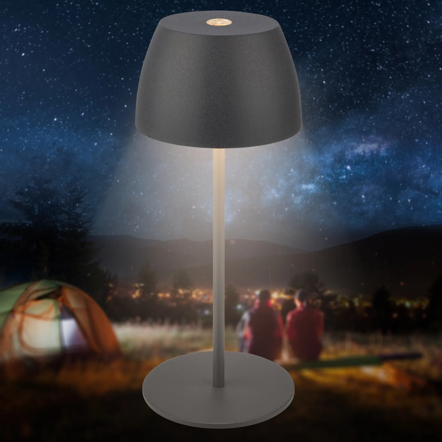 Lampada da tavolo a LED a batteria Brilo Serina Mini color antracite (20 cm) in uso esterno.