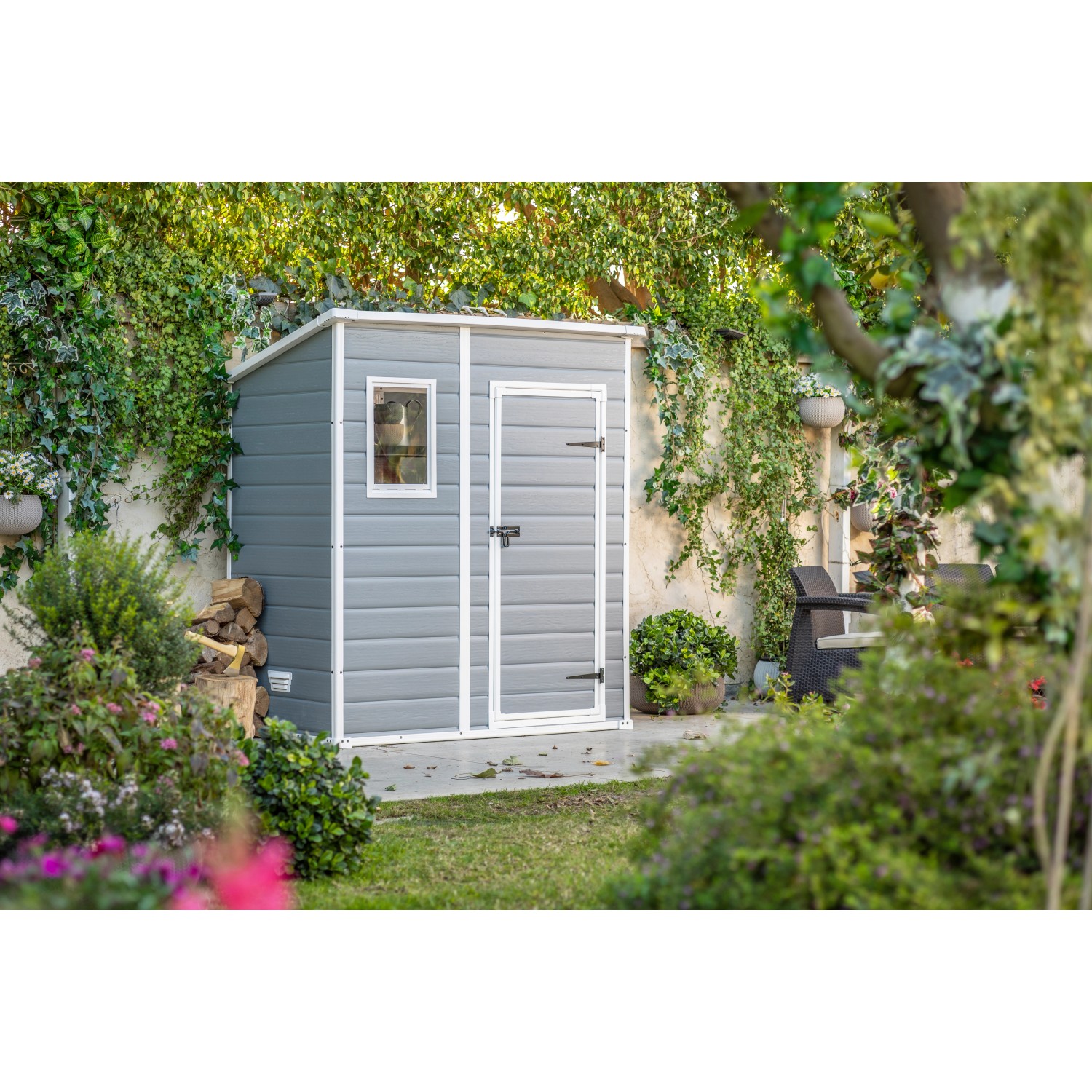 Casetta da giardino in plastica Keter, 1,8 m², antracite. Casetta con porta e finestra in giardino.