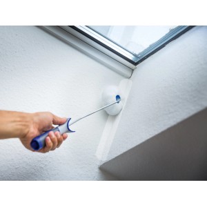 Rullo angolare LUX 5 cm in poliammide in uso per dipingere un angolo.