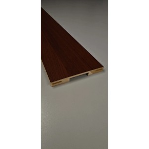 Accessorio per porta in legno scuro, vista dettagliata.