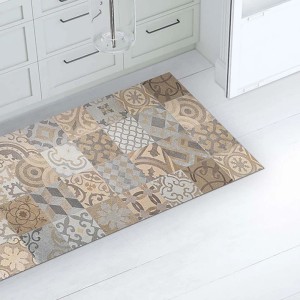 Tappeto da cucina con motivo patchwork nei toni del beige e del grigio.