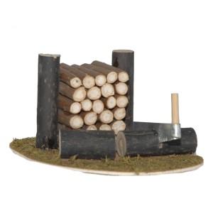 Pila di legna con sega per presepe, dettaglio per decorazioni natalizie.