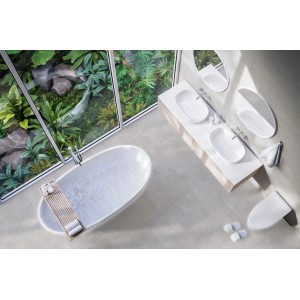 Bagno luminoso con vasca, doppio lavabo e grandi piastrelle. Piastrelle per pavimenti.