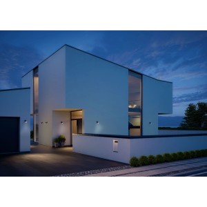 Facciata moderna con faretti LED Steinel One antracite per illuminazione d'accento.