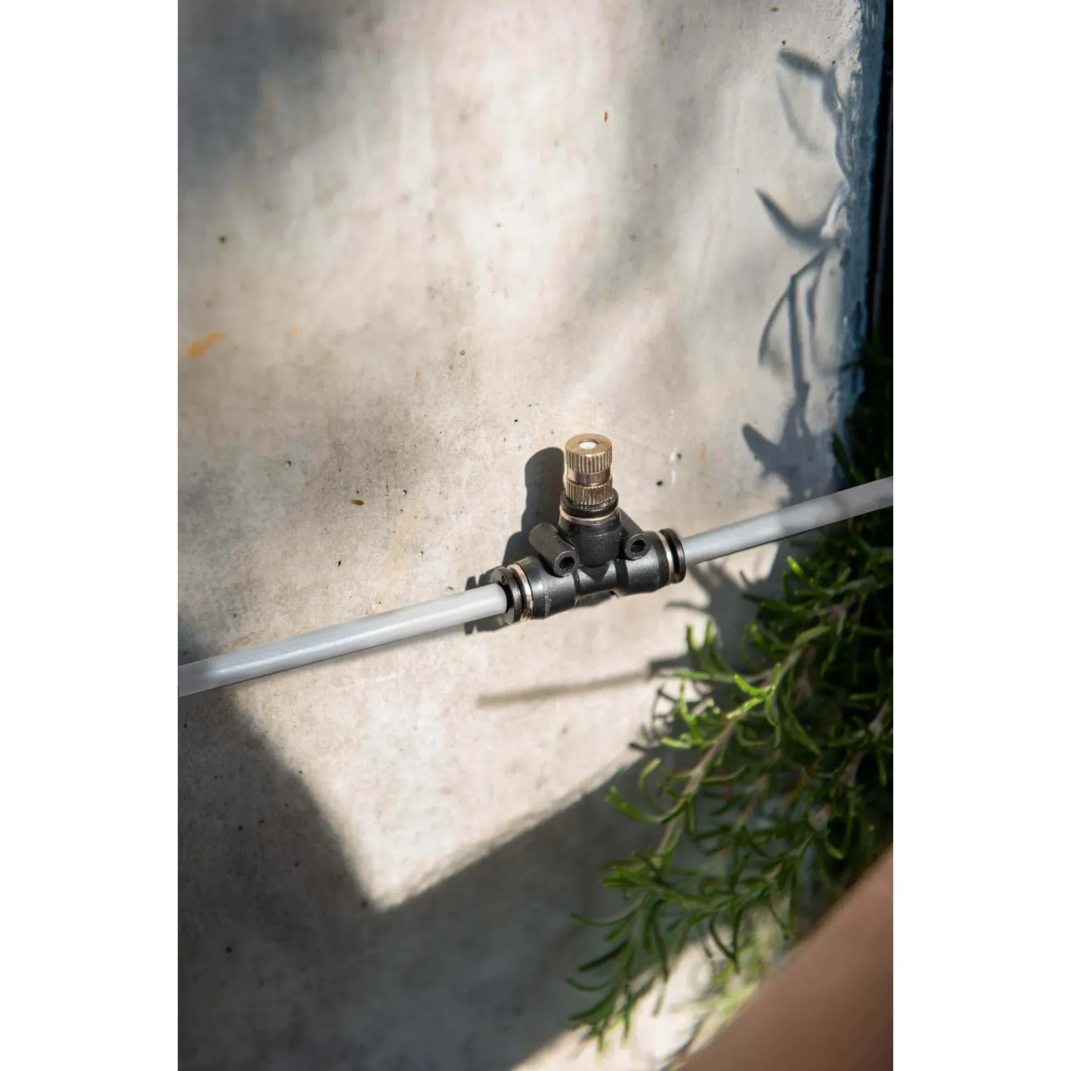 Connettore per microirrigazione con ugello per un'irrigazione precisa.