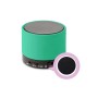 Altoparlante rotondo turchese con comandi. Altoparlante Bluetooth compatto.
